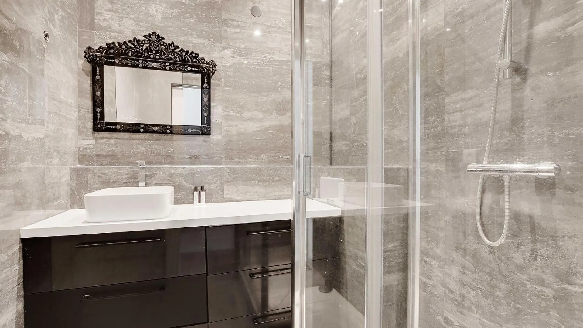 Magnificent Appt - 2bd-4p - Georges V - Champs-elysees Apartment *